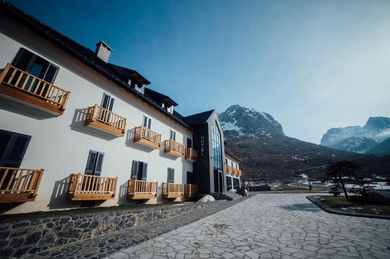 Kulla E Bajraktarit Hotel 4*